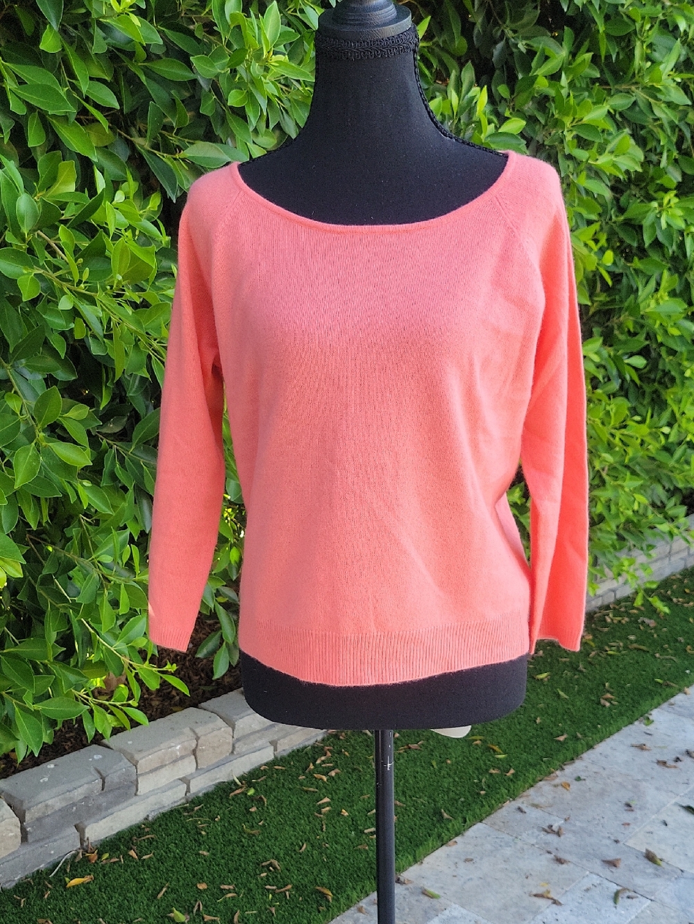 100% Cashmere Coral/Pink Crew Neck Staple Piece Lightweight Sweater Sz L